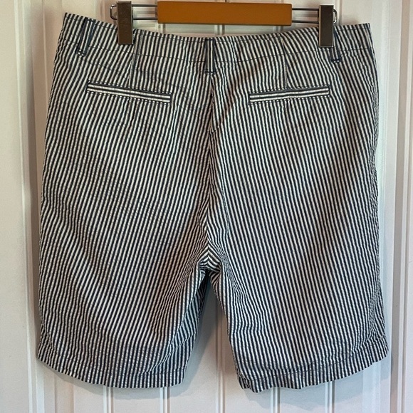 𝅺LANDS’ End 18H Boys Husky Seersucker stripe Bermuda shorts Navy blue white - Picture 6 of 7